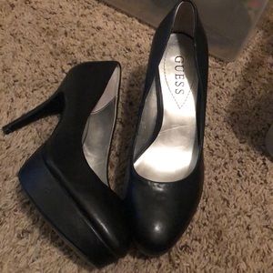 Guess platform pumps